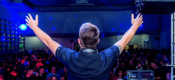 Desde os primeiros acordes nos anos 2000, sou apaixonado pelo techno e pela dance music. Onde muitos vêem apenas batidas, eu vejo a possibilidade de criar experiências sonoras